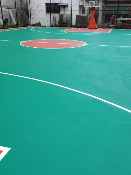 宋洛乡 球场长期使用易出现地面开裂